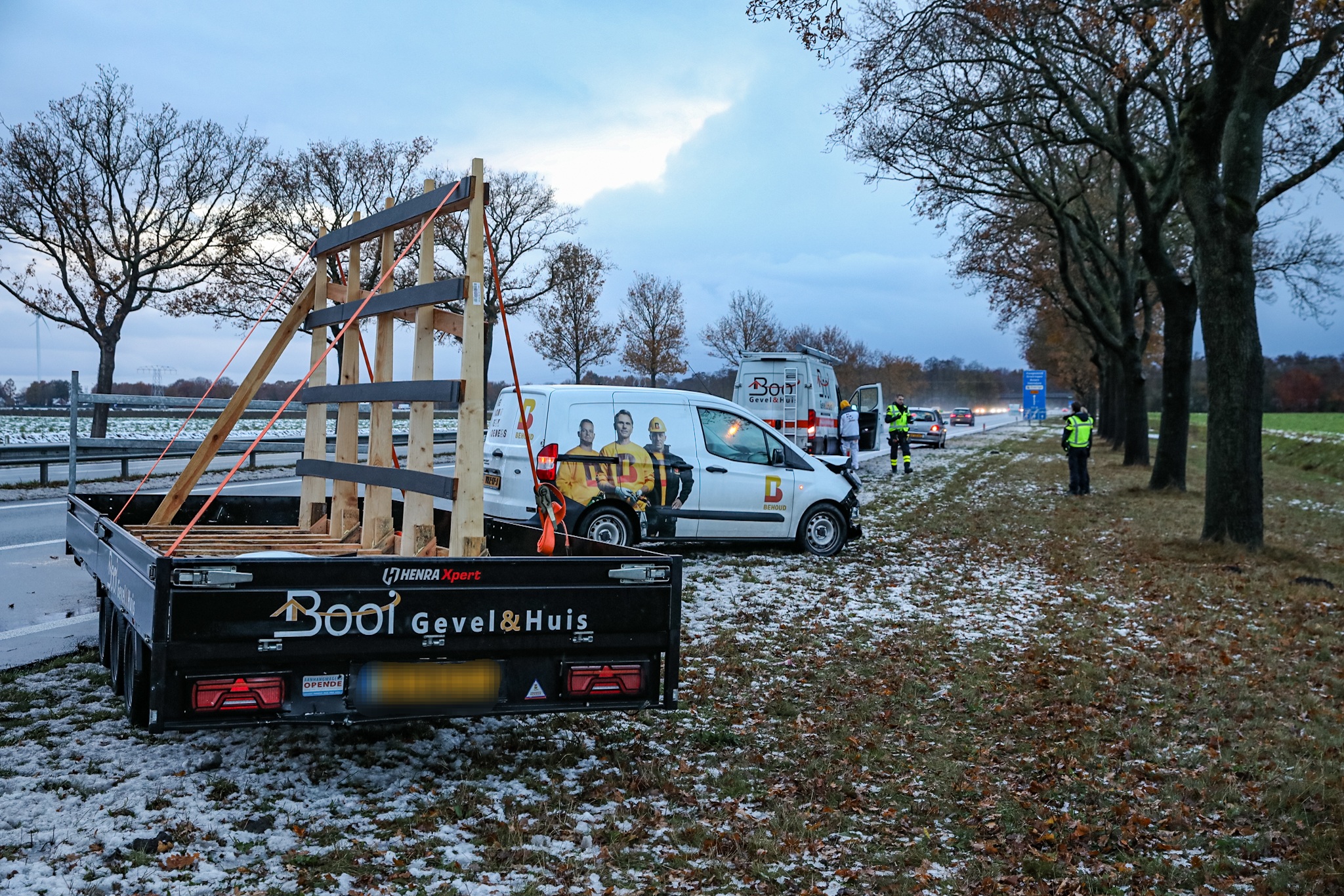 Kop-Staartbotsing tussen bedrijfsbusjes zorgt voor aanzienlijke schade op N366