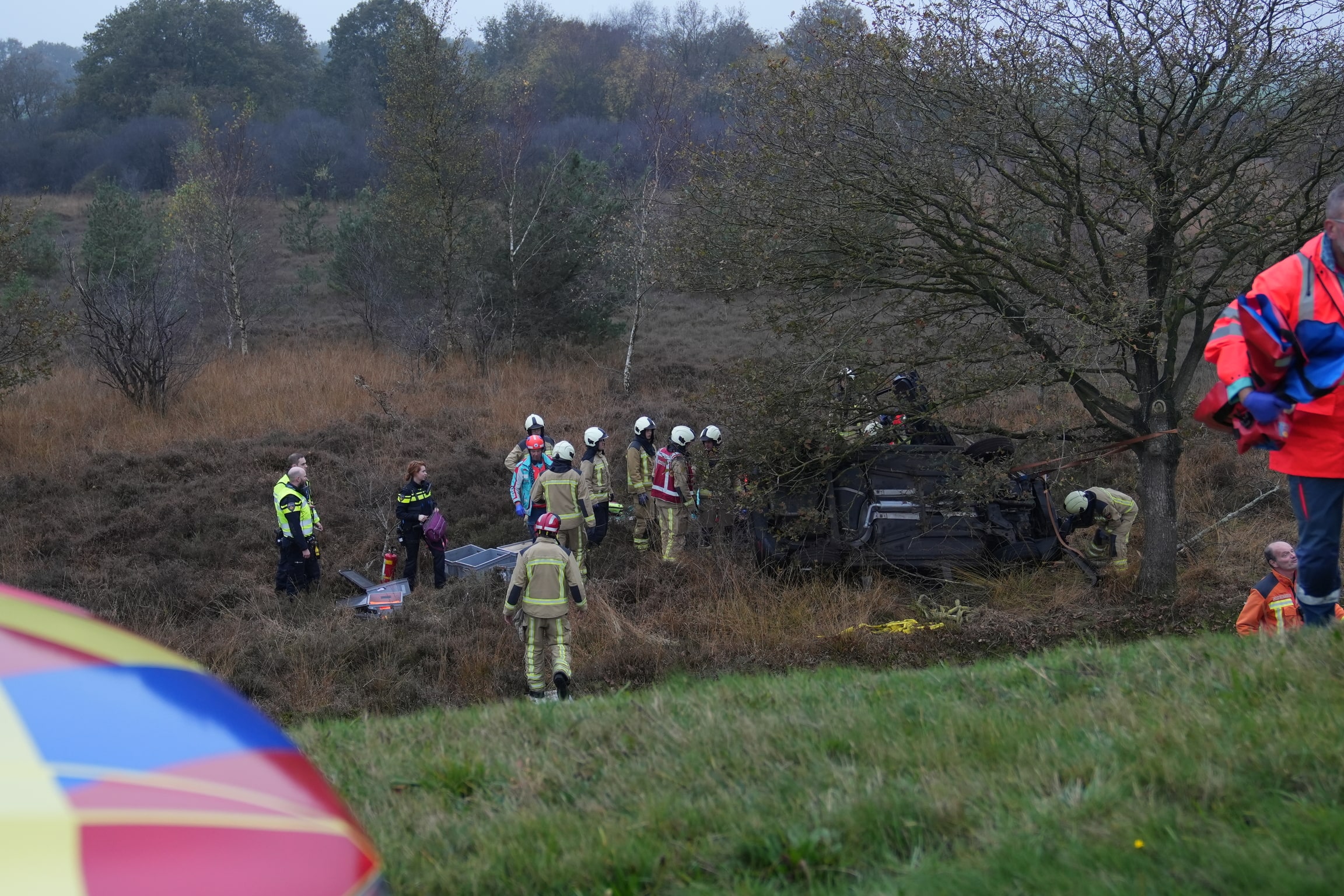 (VIDEO) Weg afgesloten na ernstig ongeval, auto ondersteboven