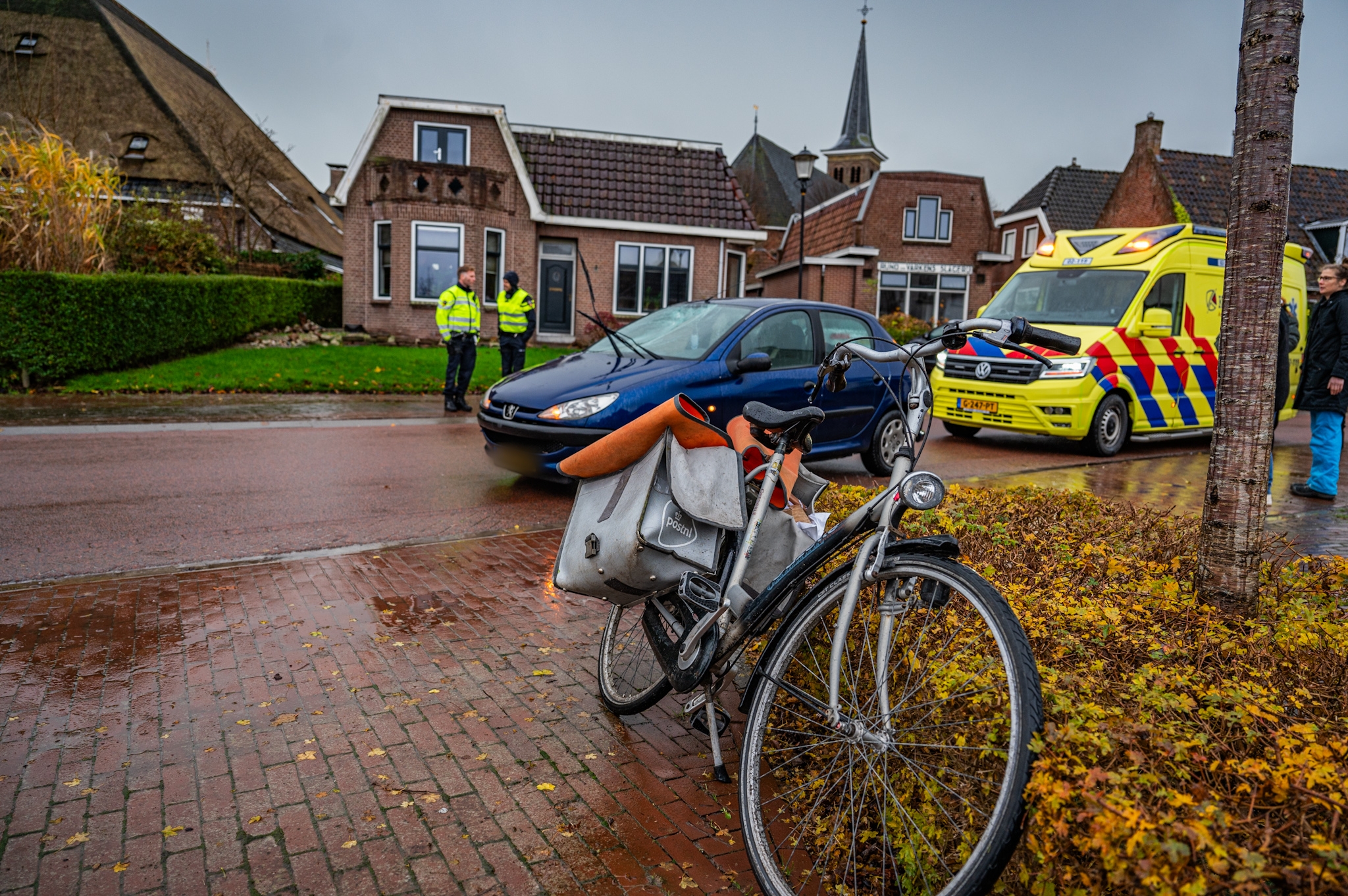 Postbezorger gewond na aanrijding met auto