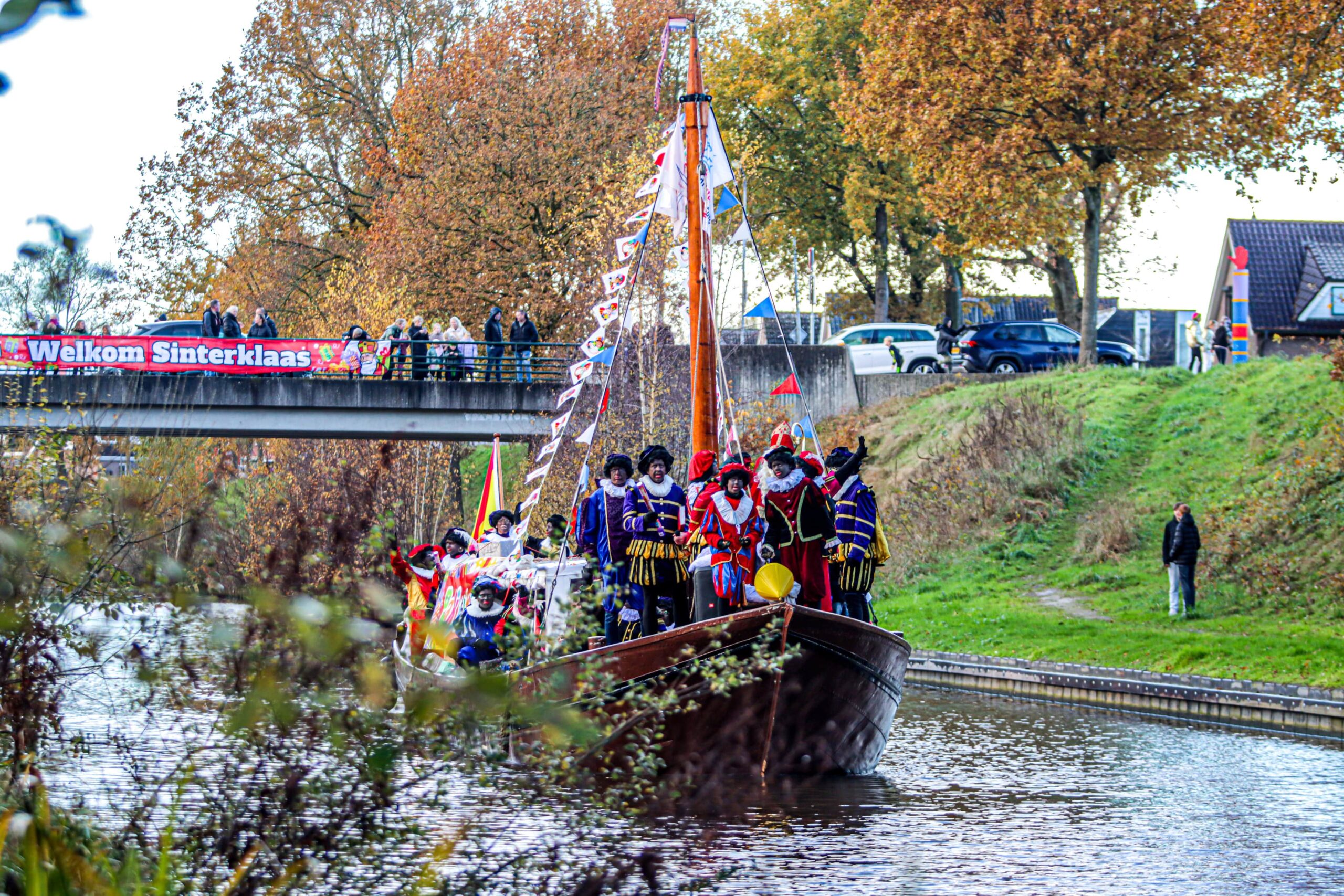 Sinterklaas feestelijk ontvangen in Klazienaveen