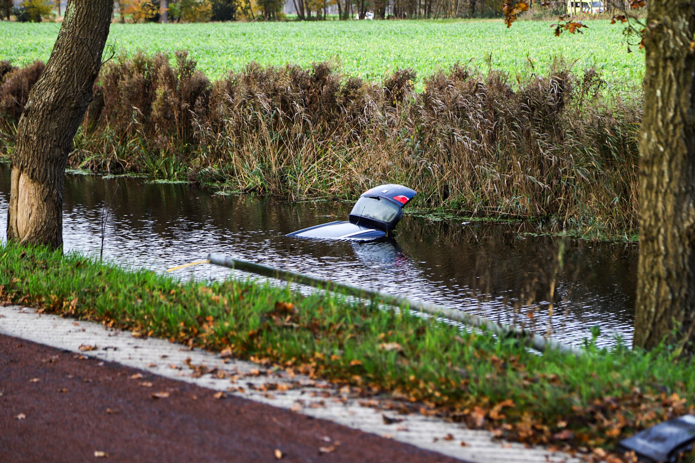 Bestuurder overleden nadat hij met zijn auto het water in rijdt