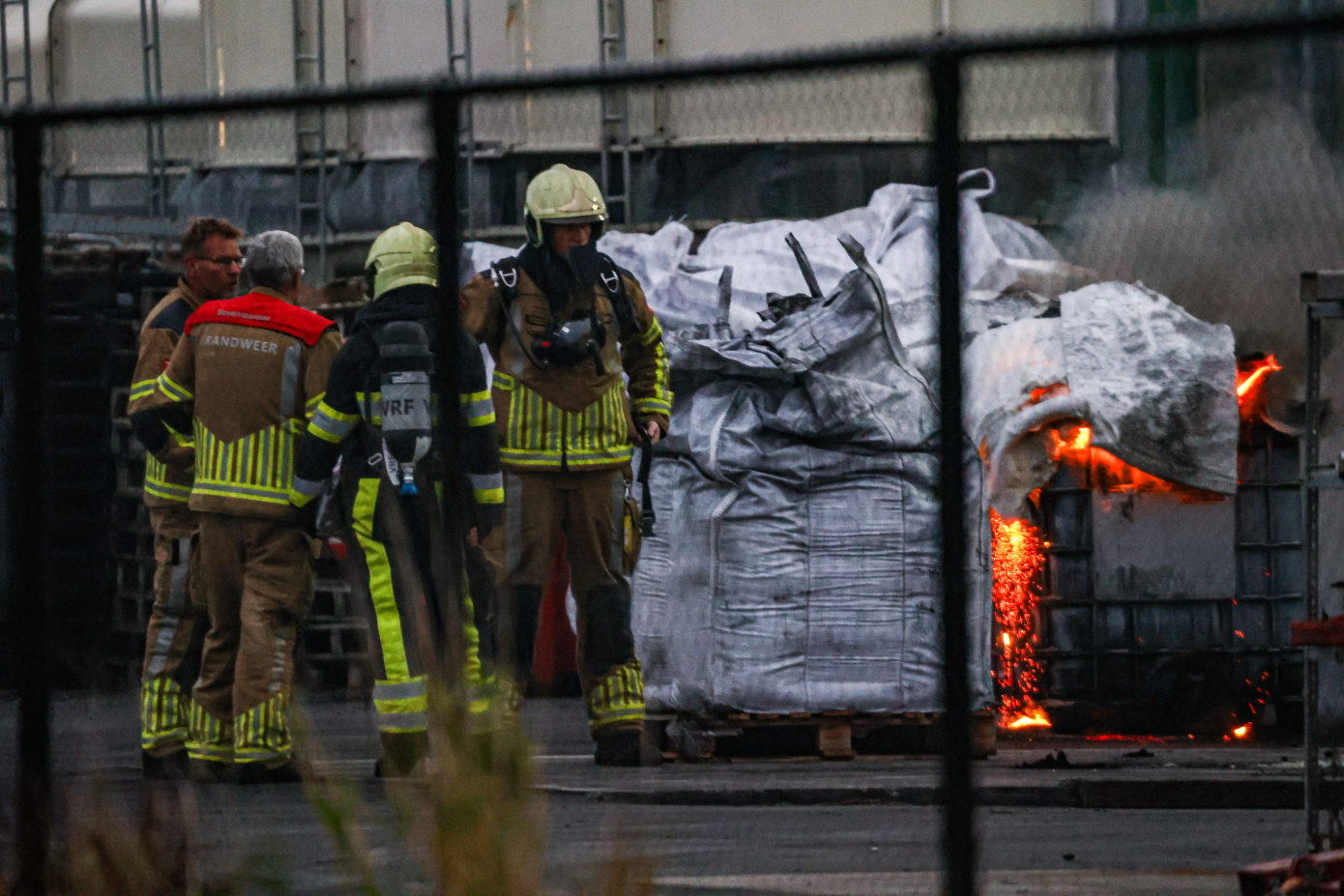 Brandweer ingezet voor lastig te blussen brand bij bedrijf