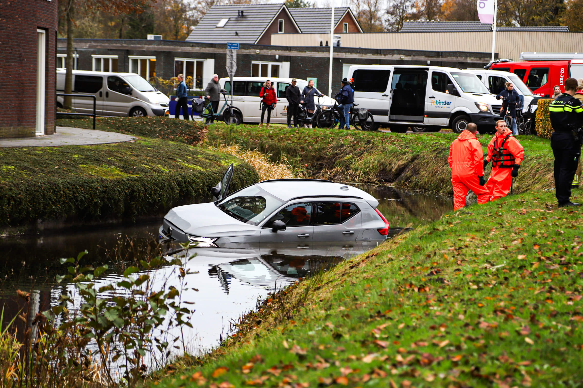 Auto in sloot belandt bij ongeval, traumahelikopter ter plaatse