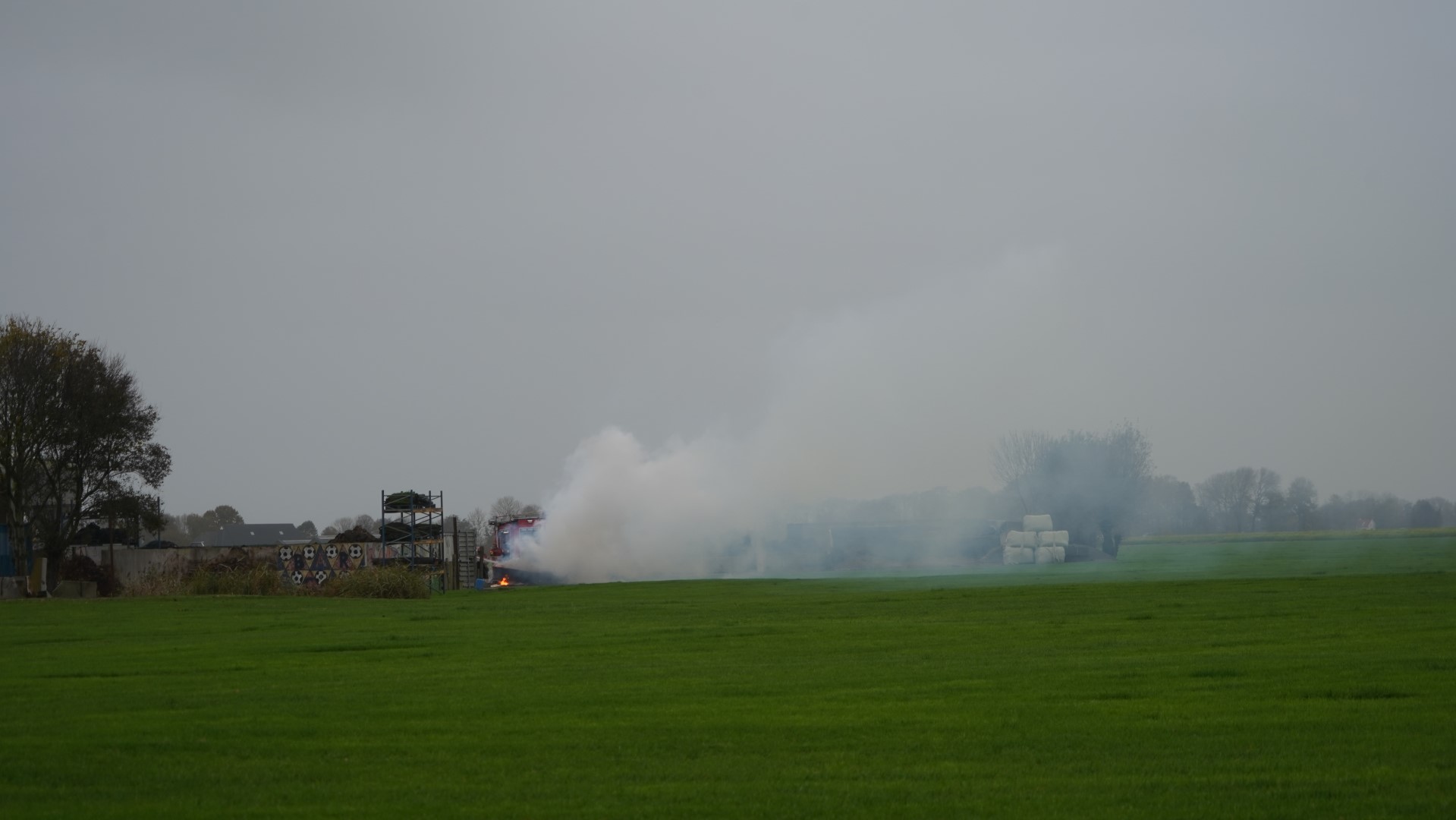 Flinke rookontwikkeling bij afvalbrand op erf