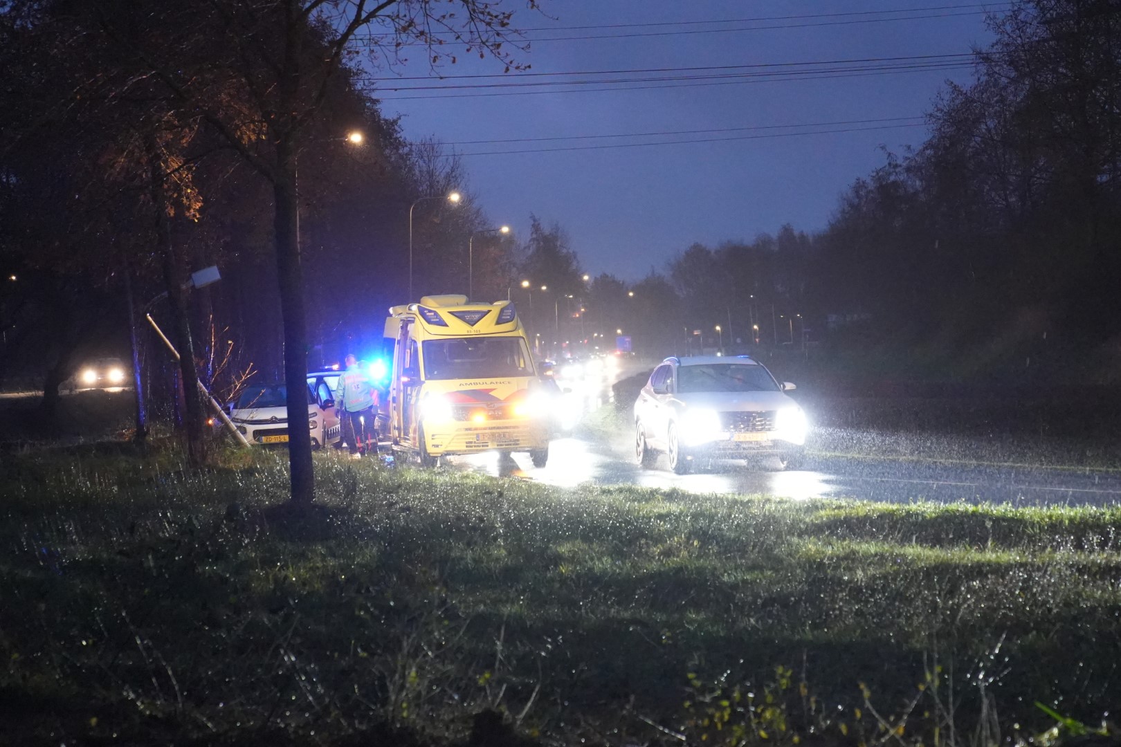 Automobilist botst tegen lantaarnpaal