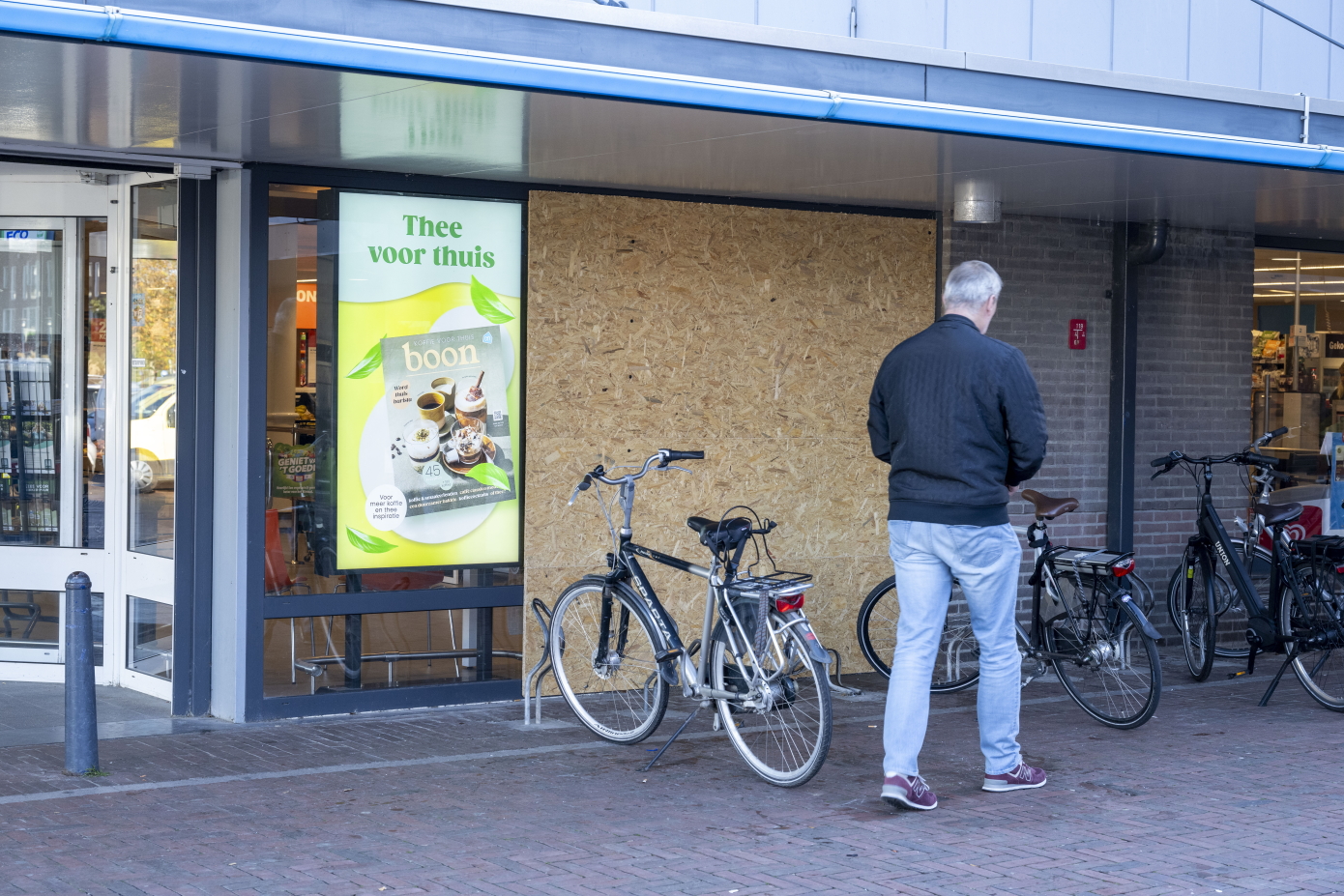 Poging tot inbraak bij supermarkt; winkelruit zwaar beschadigd