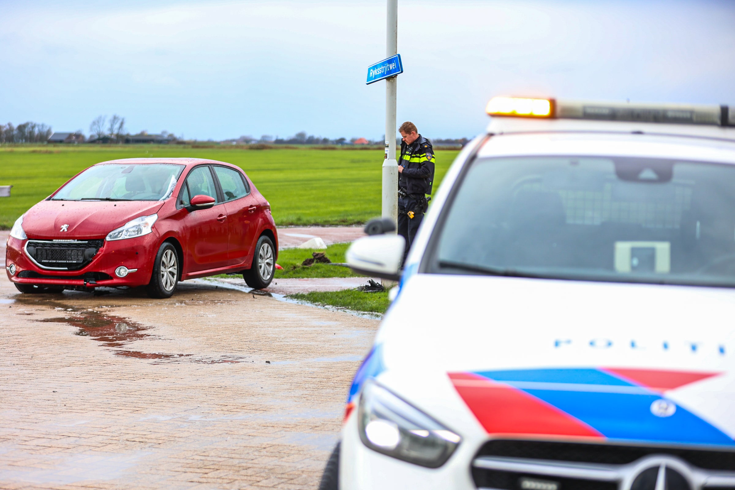 Automobilist rijdt rechtdoor over kruising, mogelijk door gladheid