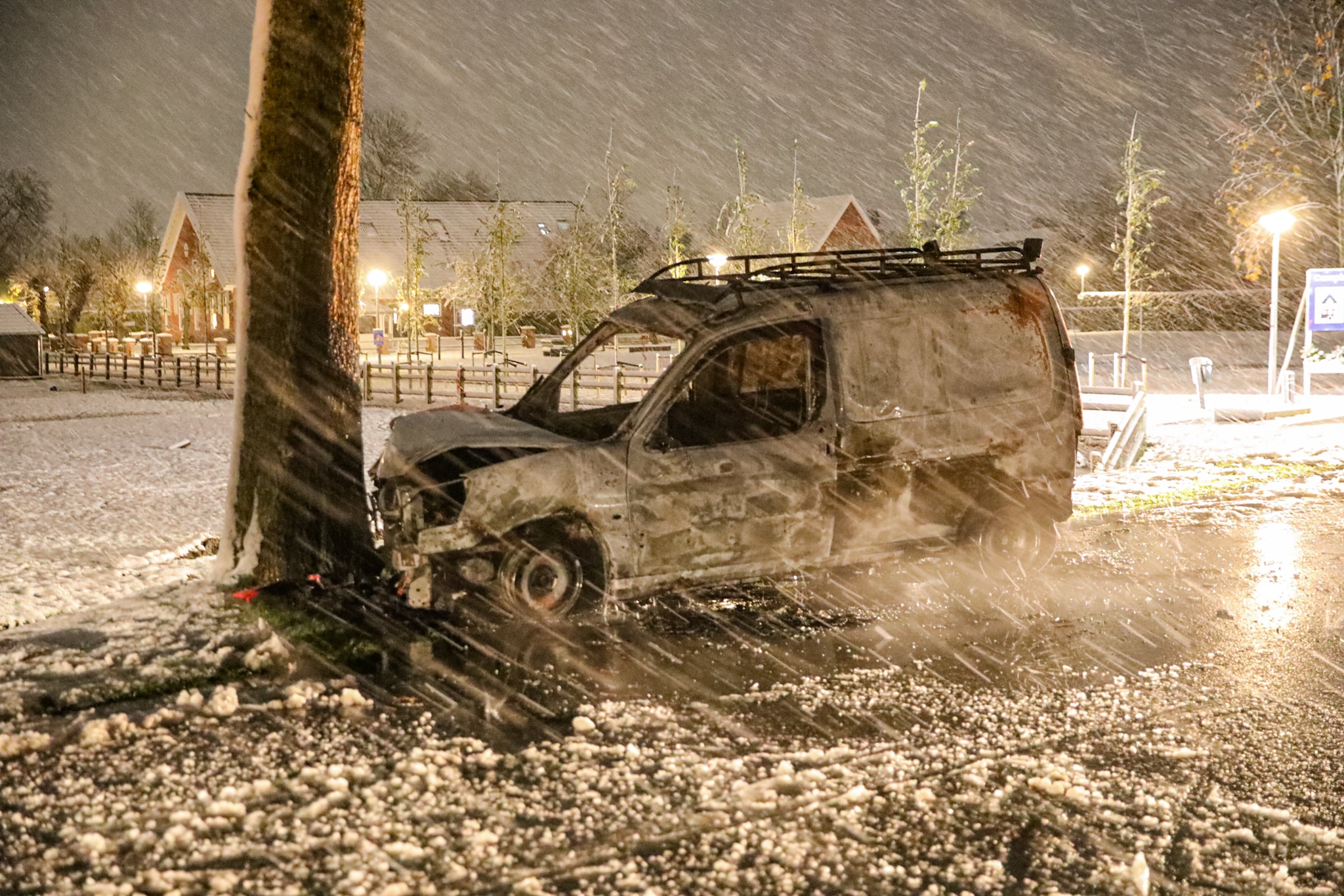 VIDEO: Bestelauto botst tegen boom door gladheid en vliegt in de brand