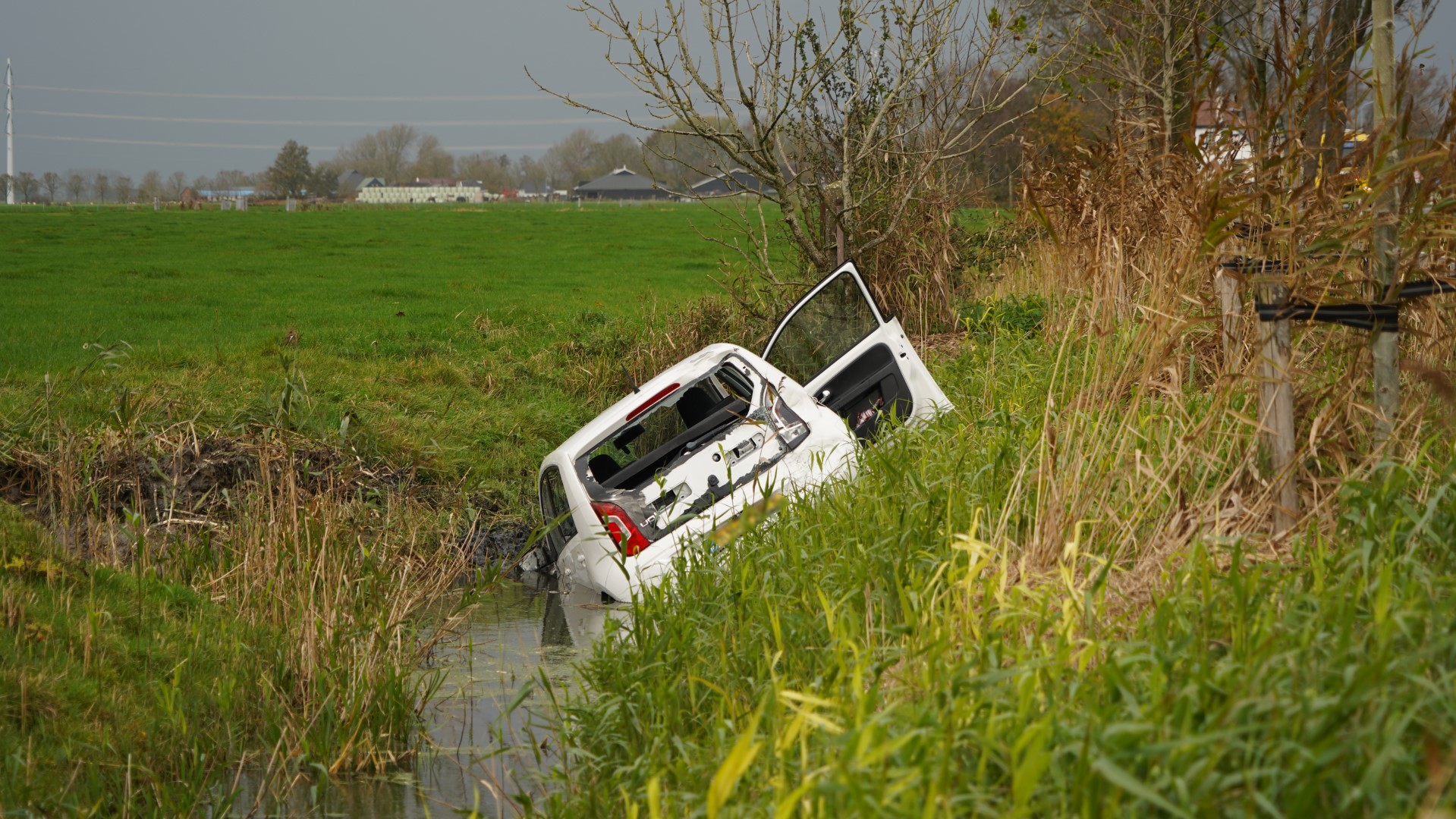 Auto belandt in sloot na botsing met vrachtwagen