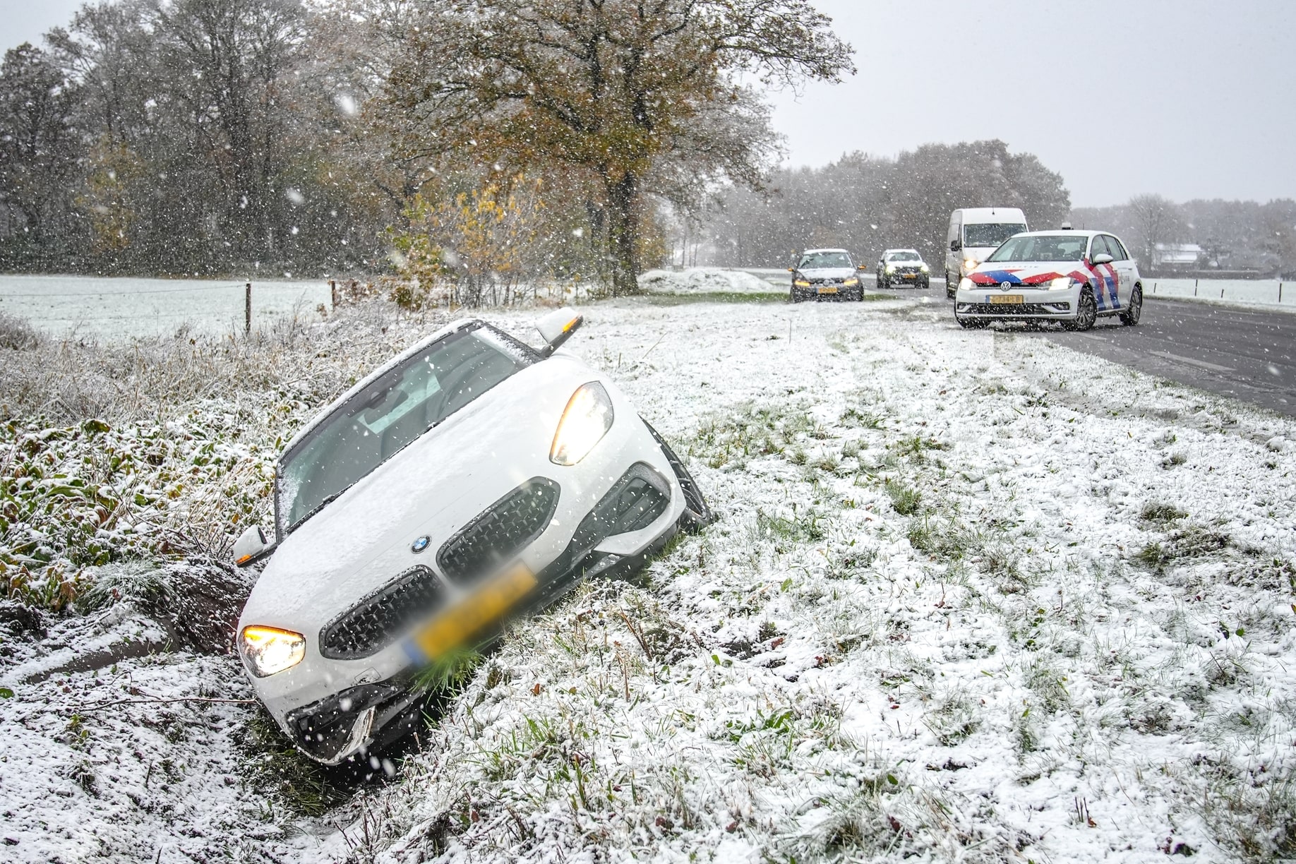 Auto glijdt van de weg en belandt in sloot