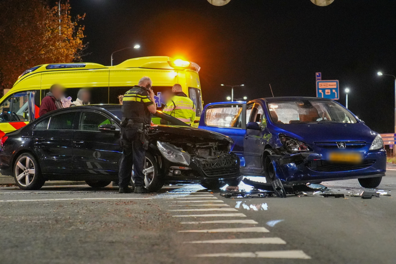 Flinke schade na botsing tussen twee voertuigen op kruising