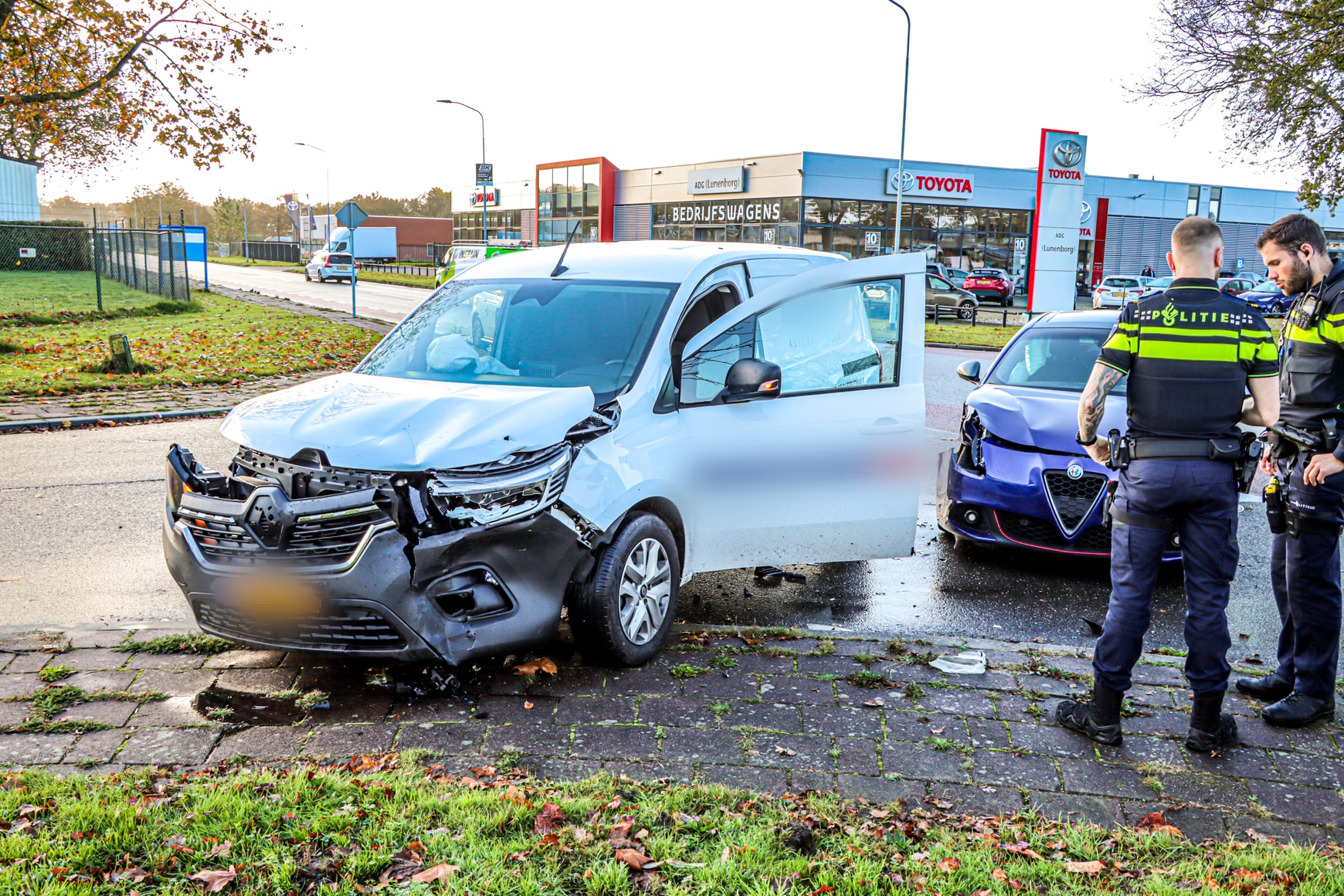 Veel schade na botsing op kruispunt