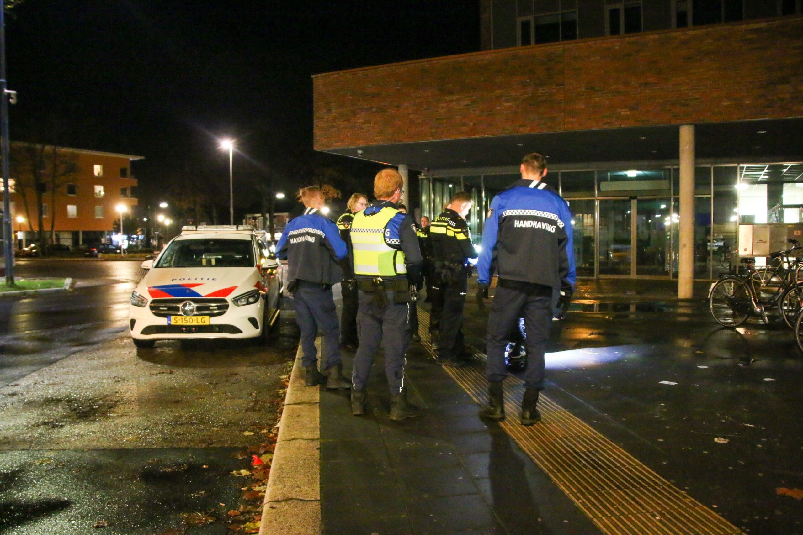 Onrust op stationsplein Emmen busvervoer naar AZC stilgelegd