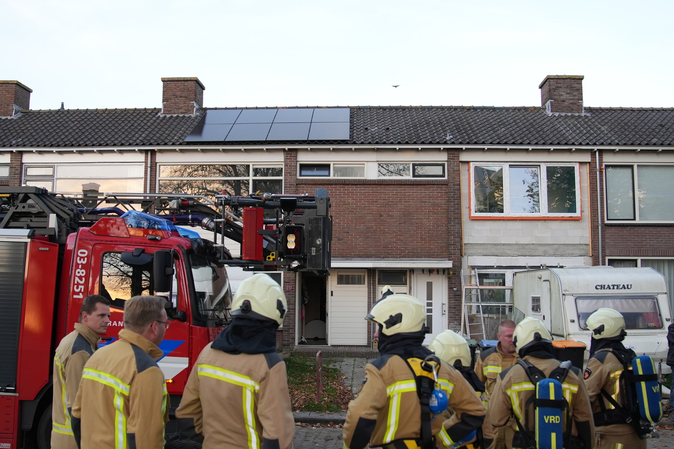 Brand in dak van woning in Assen