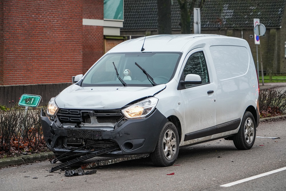 Kop-staart botsing zorgt voor veel schade