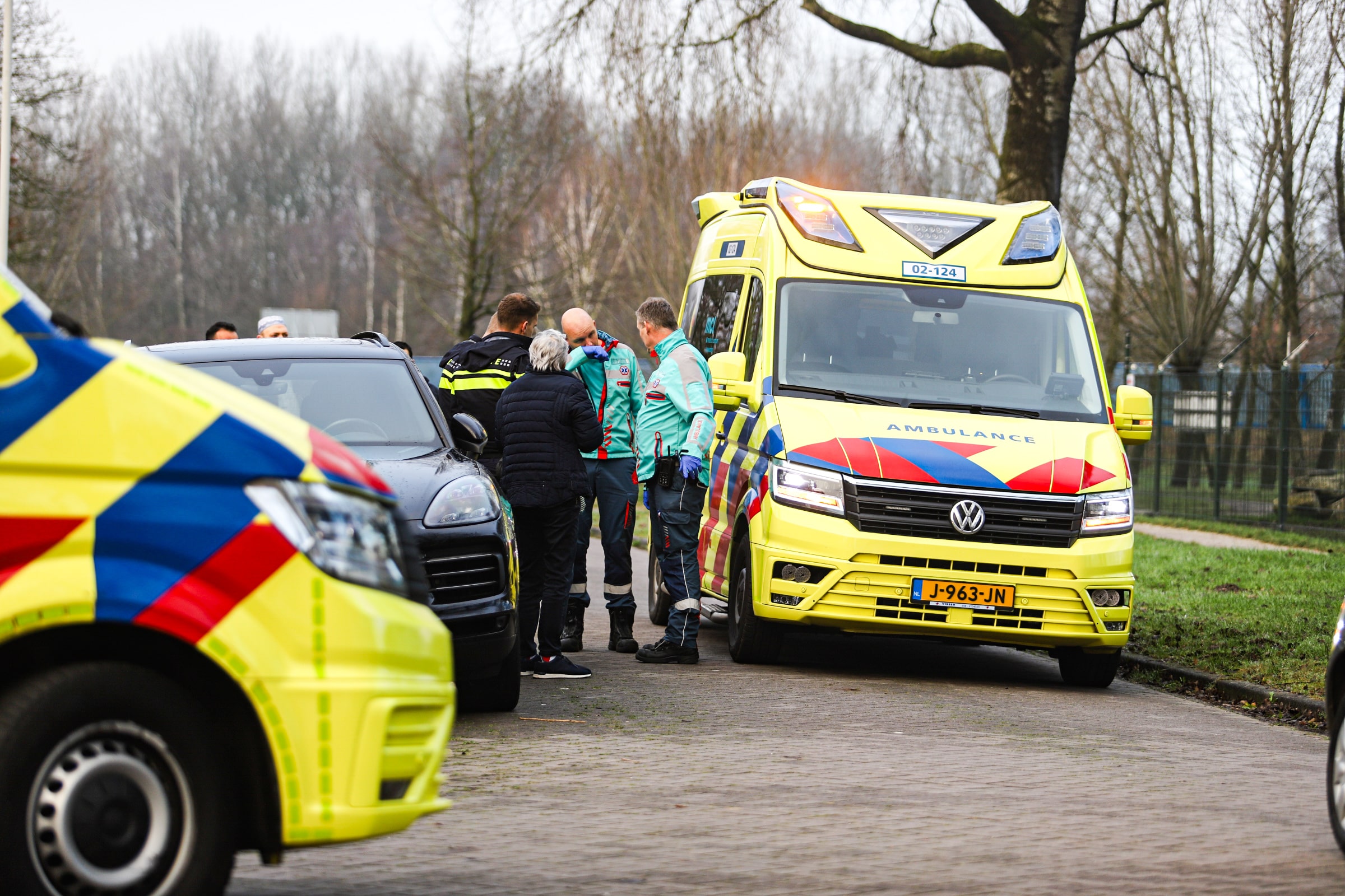 Kind aangereden door auto, jongetje met spoed naar ziekenhuis