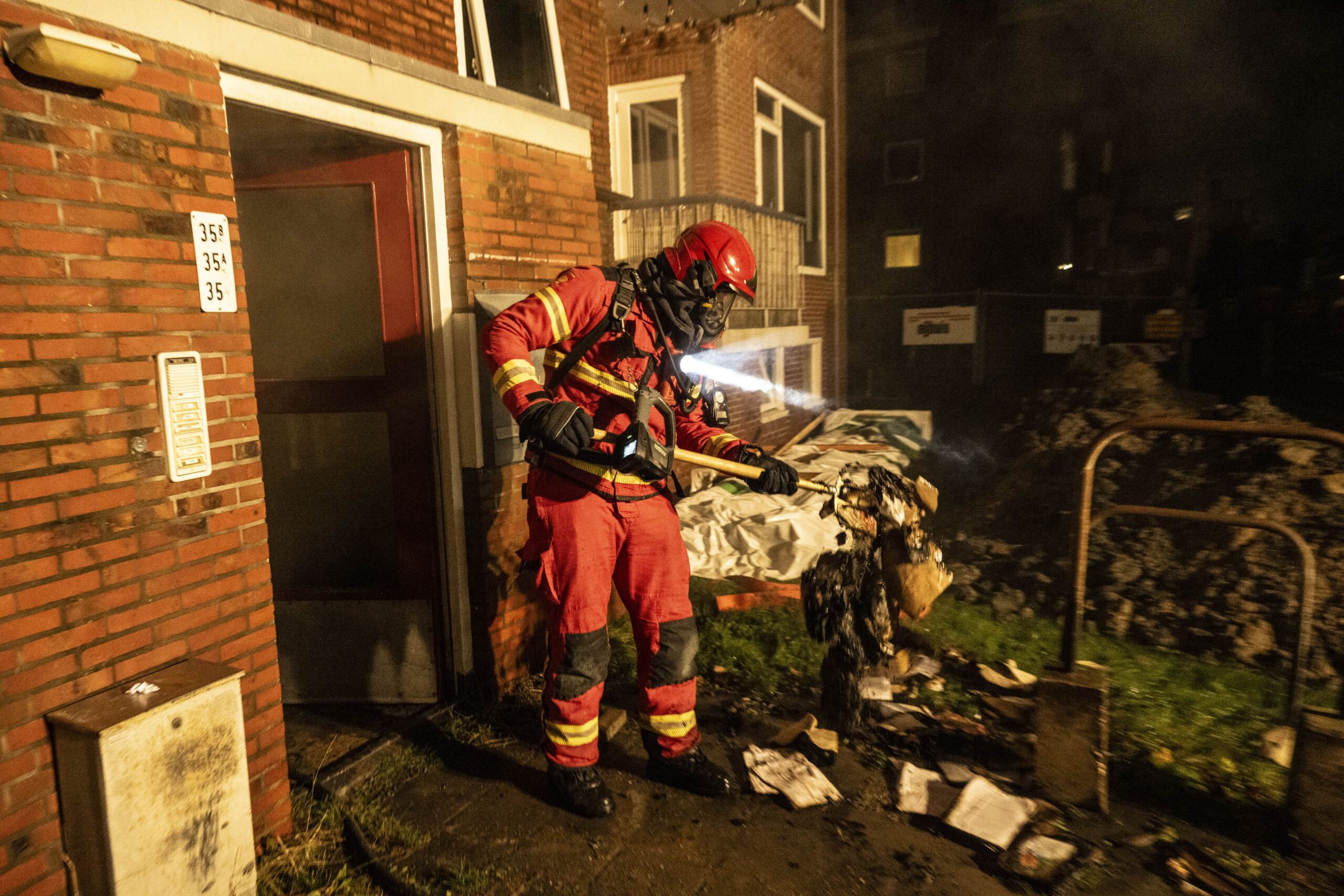 Brand in portiekflat vermoedelijk aangestoken