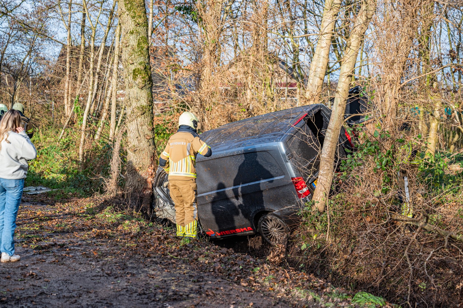 Bestuurder aangehouden na botsing met boom