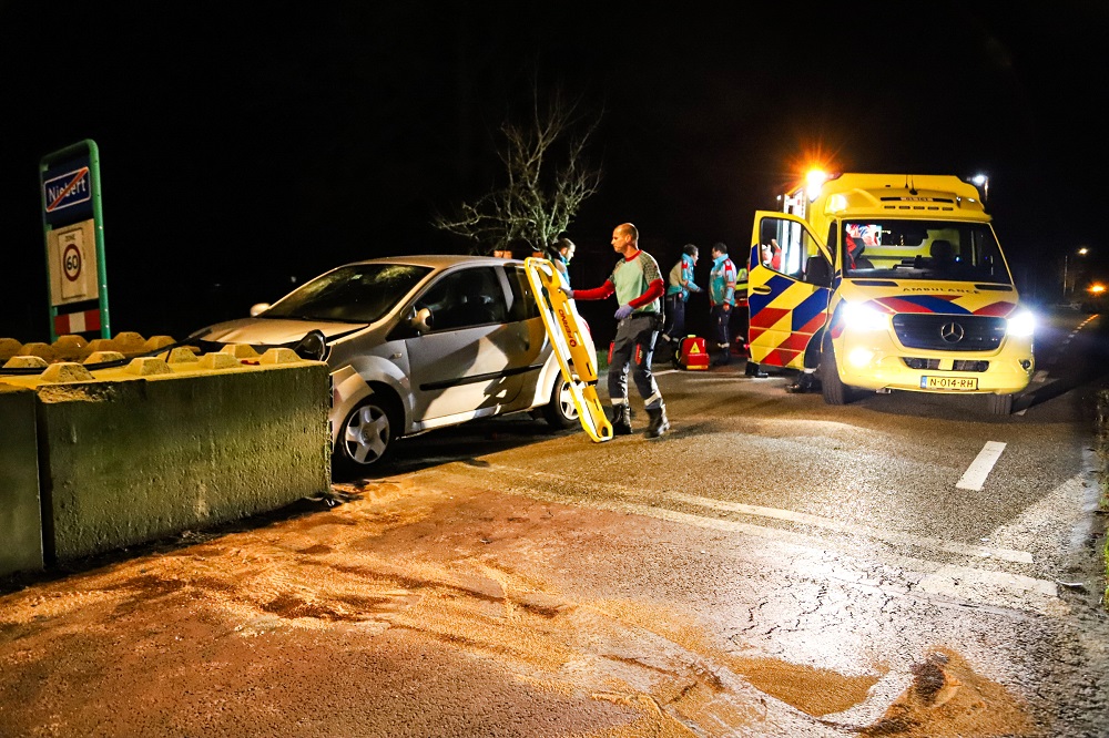 UPDATE: Persoon overleden na botsing tegen betonblok