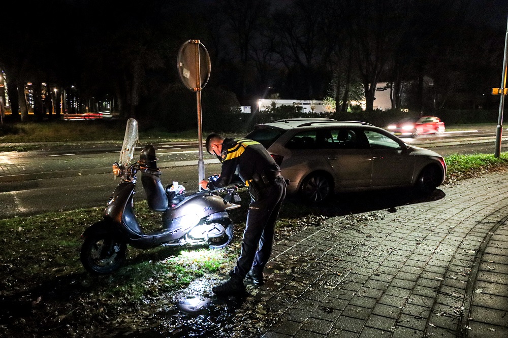 Scooterrijder gewond naar ziekenhuis na botsing met auto