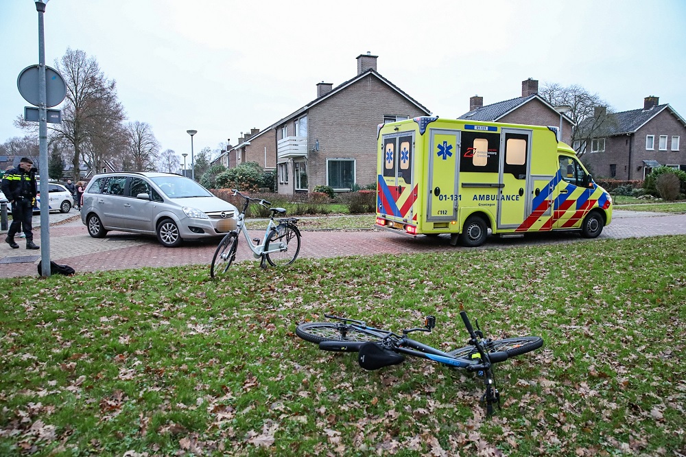 Jongen op fiets gewond na aanrijding met auto