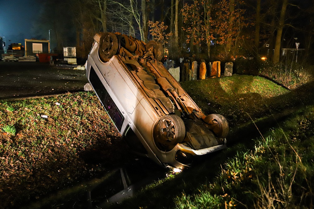 Bestelbus op z’n kop in sloot, bestuurder aangehouden