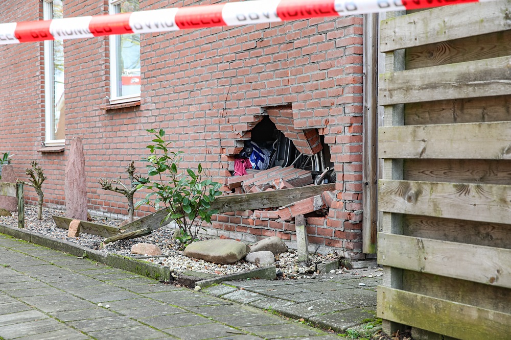 Auto rijdt gat in muur van woning