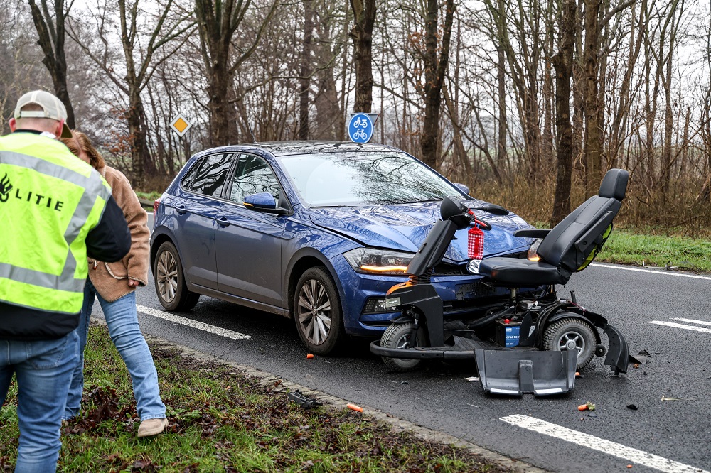 Scootmobiel aangereden door auto bij grensovergang