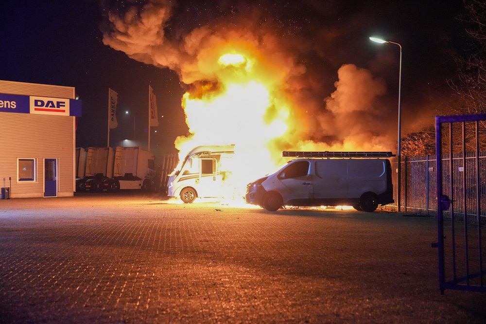 Vijf voertuigen in lichterlaaie bij autoverkoper