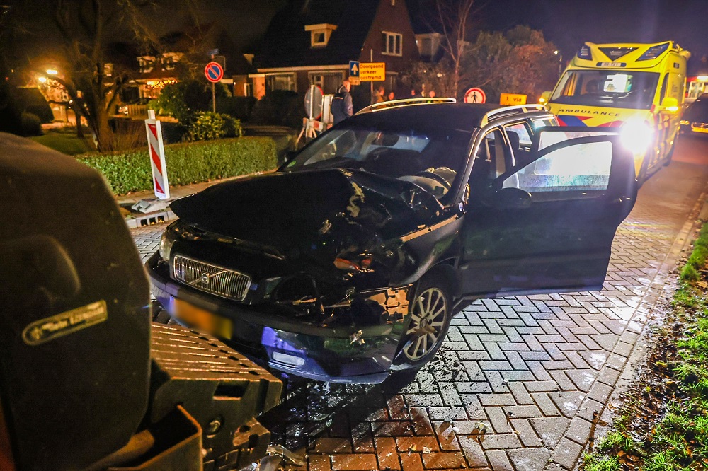Auto botst tegen tractor, bestuurder gewond naar ziekenhuis