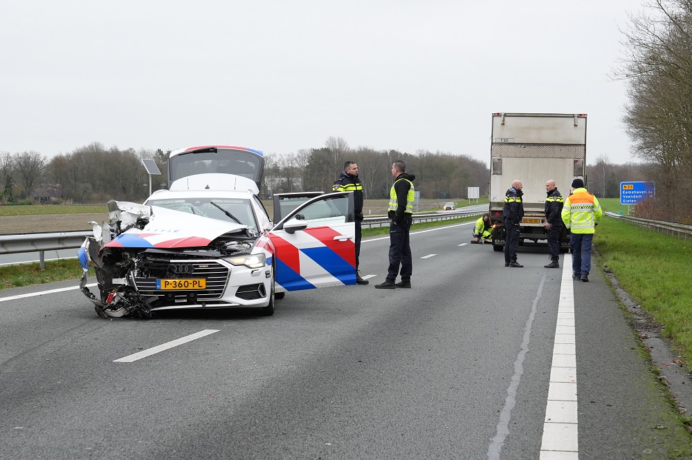 Politiewagen zwaar beschadigd na botsing met vrachtwagen