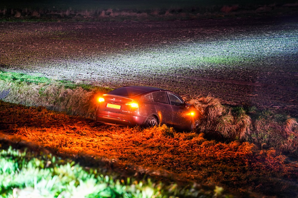 Nieuwe Tesla belandt in sloot en raakt zwaar beschadigd