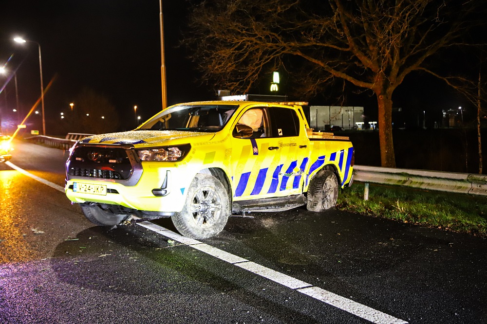 Weginspecteur crasht tegen vangrail op snelweg