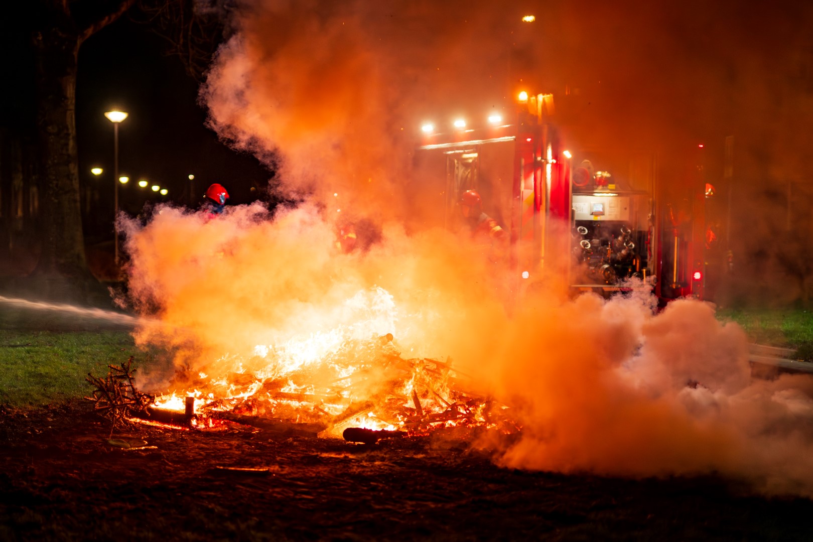 Burgemeester blust afvalbrand met brandweer tijdens oudjaarsavond
