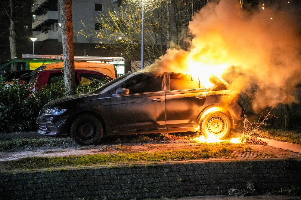 Geparkeerde auto door brand verwoest