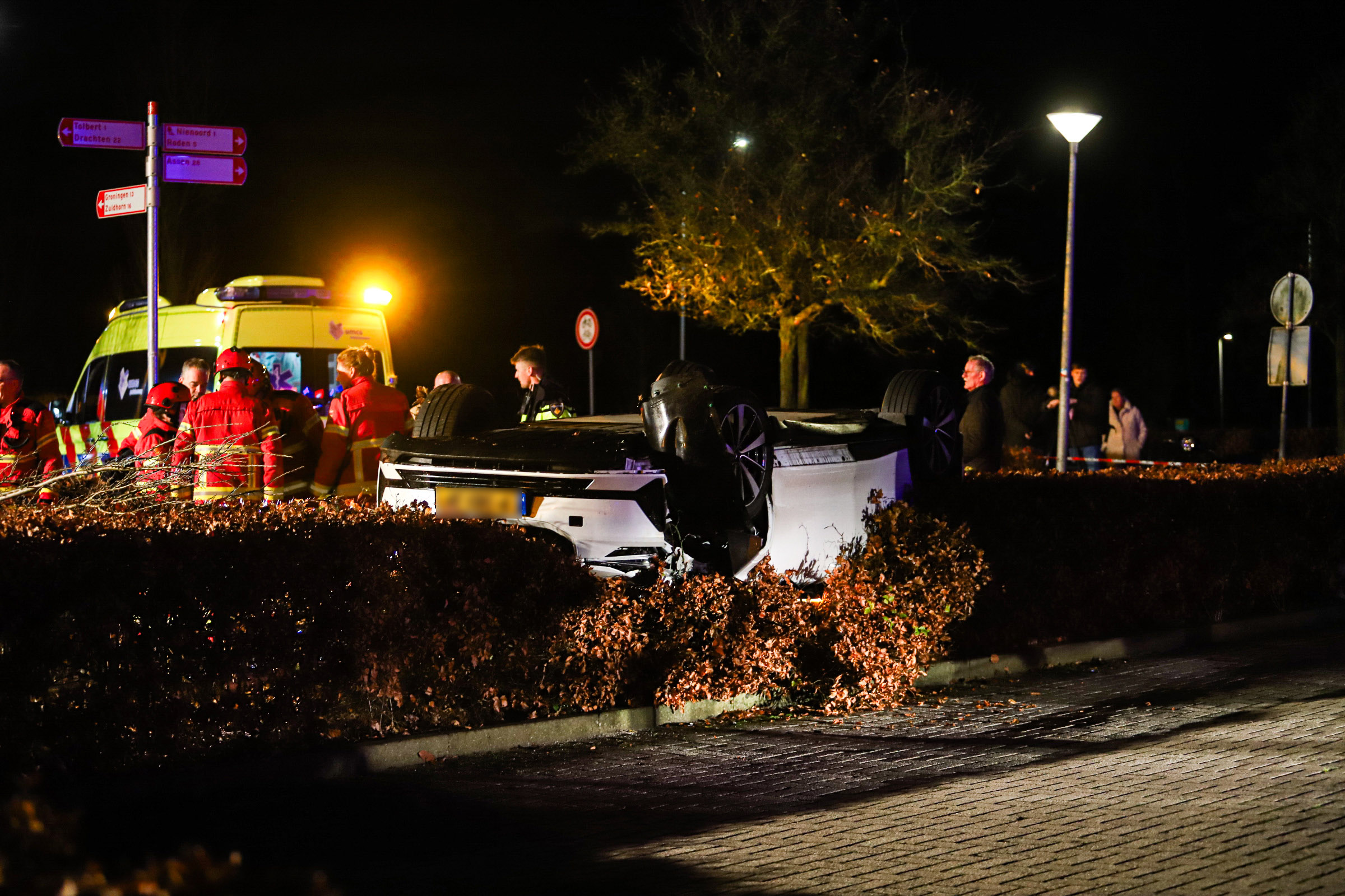 Auto slaat over de kop bij rotonde