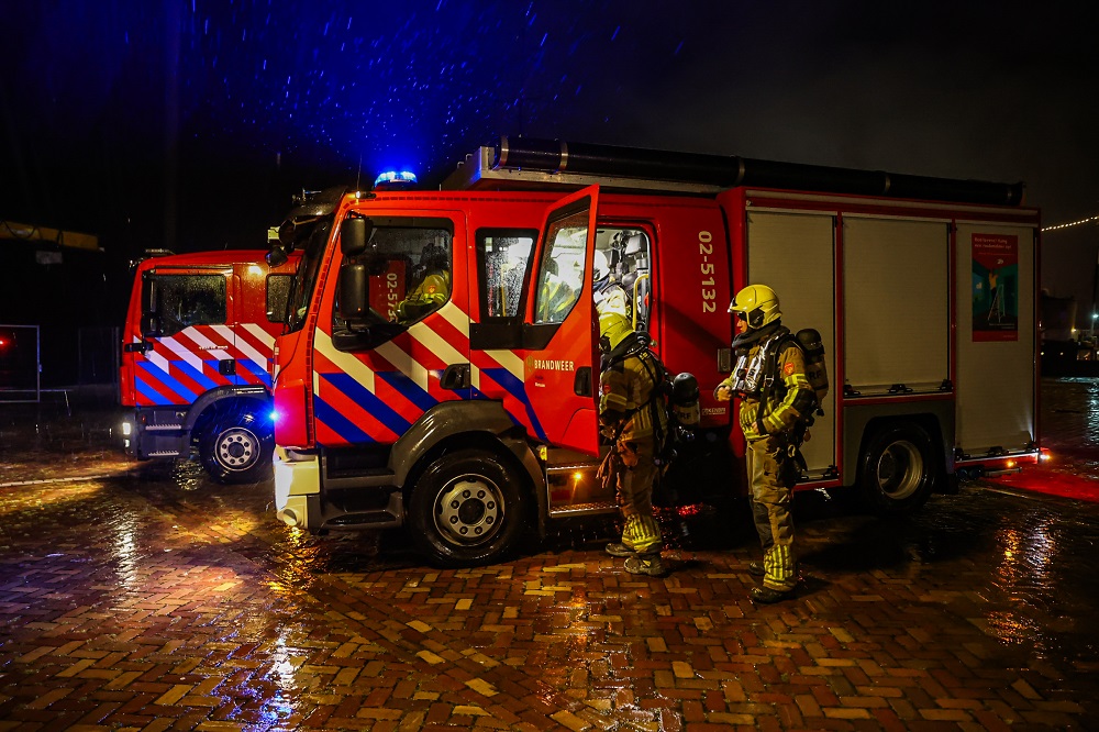 Brandweer van vaste wal onderweg naar zeer grote brand Terschelling