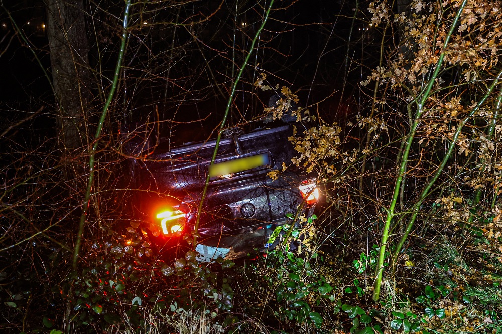 Auto belandt op z’n kop in bosjes