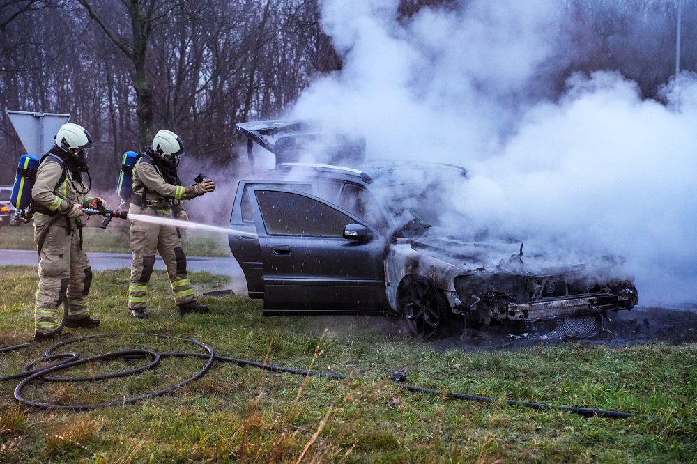 Autobrand zorgt voor wegafsluiting en lange file