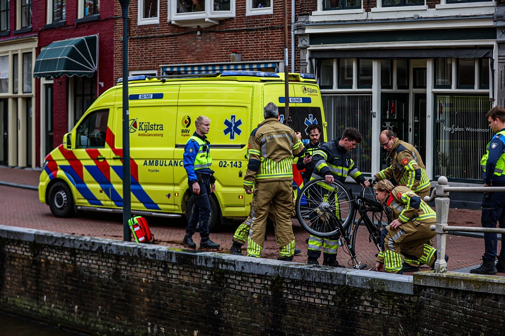 Fietsster belandt in water en raakt lichtgewond