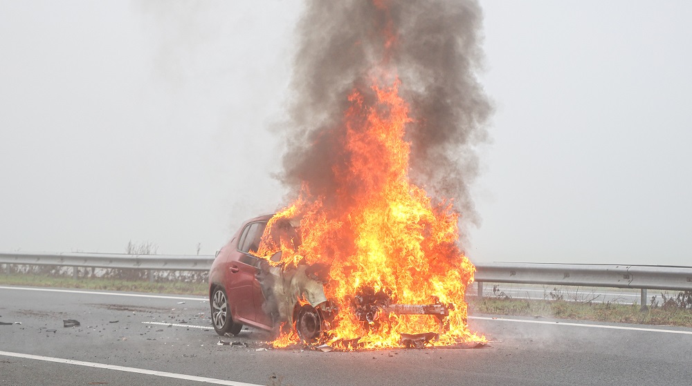 Auto vliegt in brand na botsing op snelweg