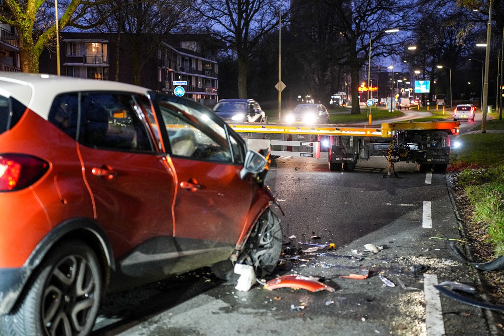 Automobilist gewond na botsing tegen geparkeerde trailer