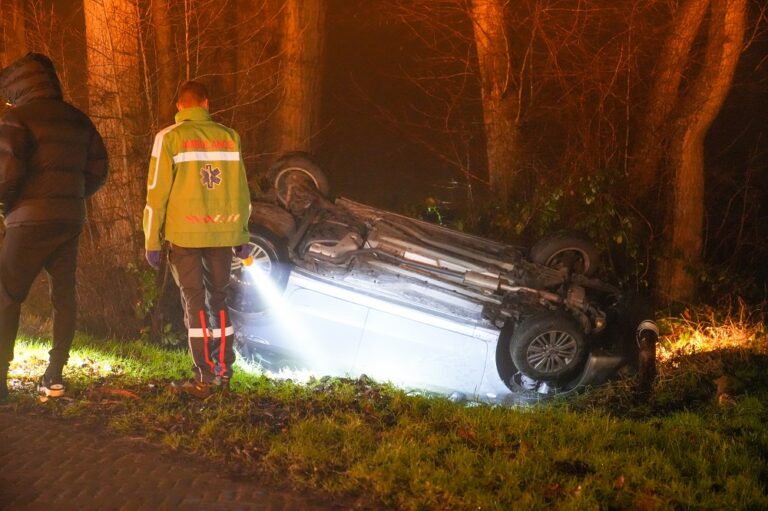 Auto op z’n kop in sloot in dichte mist