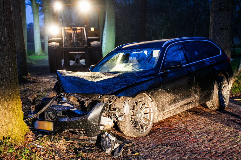 Auto botst tegen boom, inzittenden in ambulance nagekeken