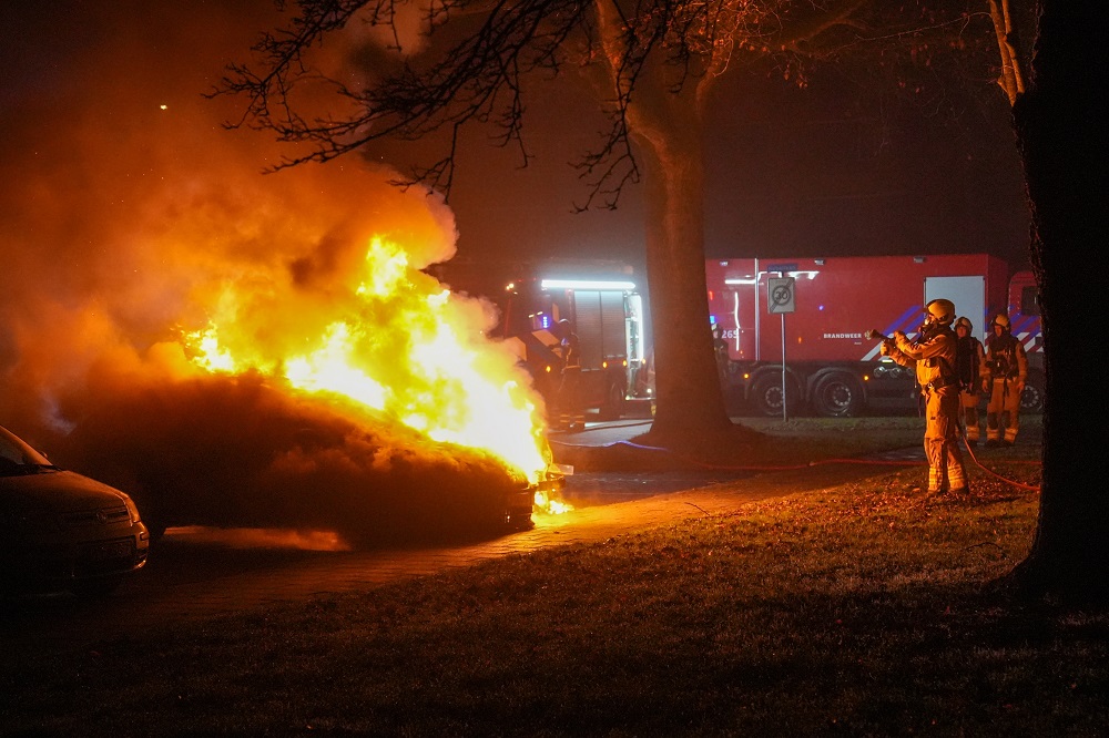 Auto en bestelbus door brand verwoest, mogelijk brandstichting
