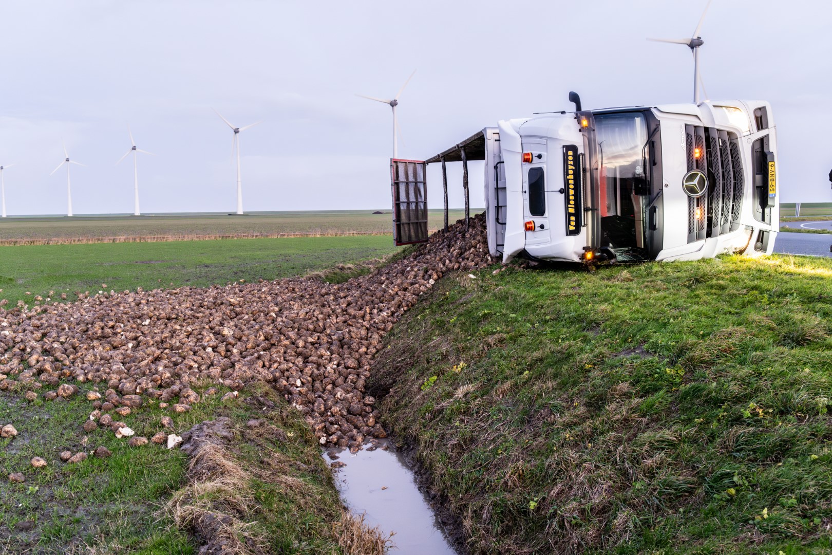 Vrachtwagen met bieten kantelt bij ongeluk
