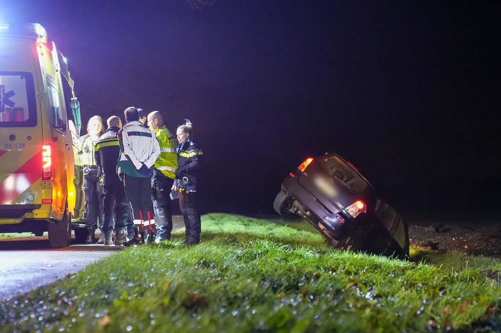 Auto raakt van de weg, bestuurder gewond