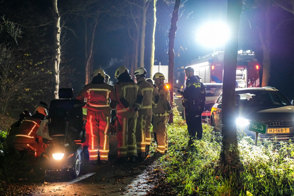 Scootmobiel rijdt sloot in, bestuurder gewond naar ziekenhuis