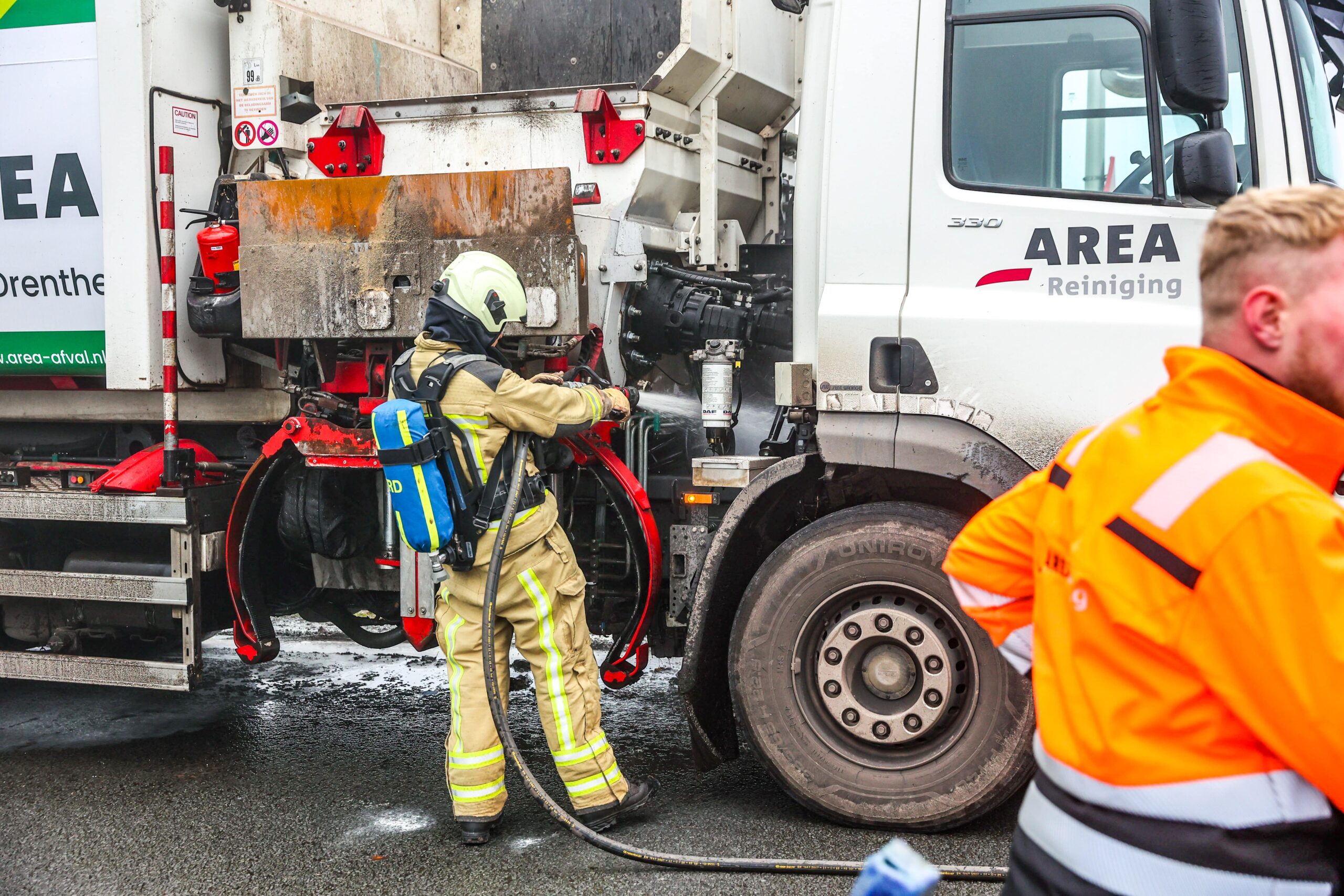 Vuilniswagen vliegt in brand