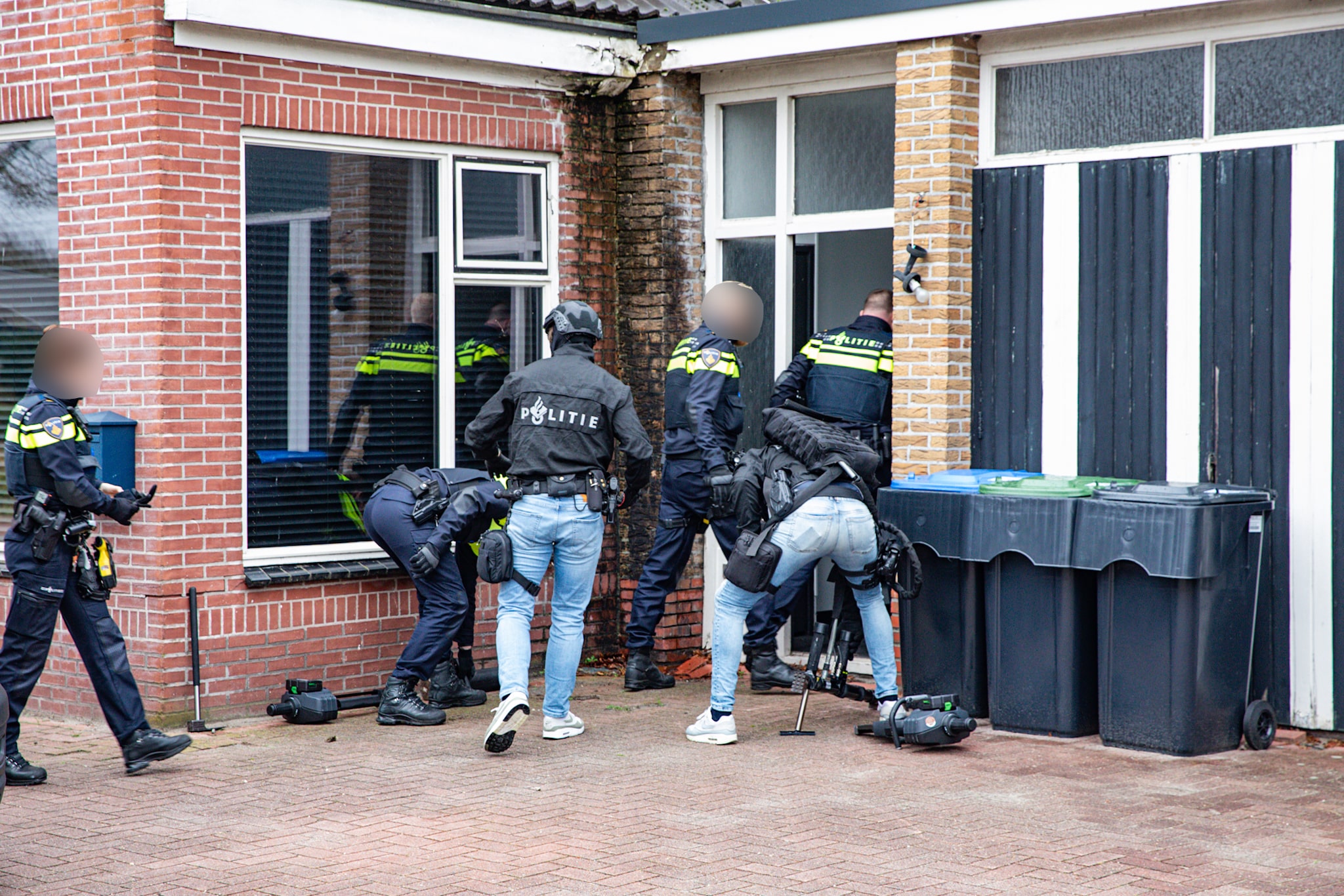 Politie doet inval bij woning en autobedrijf